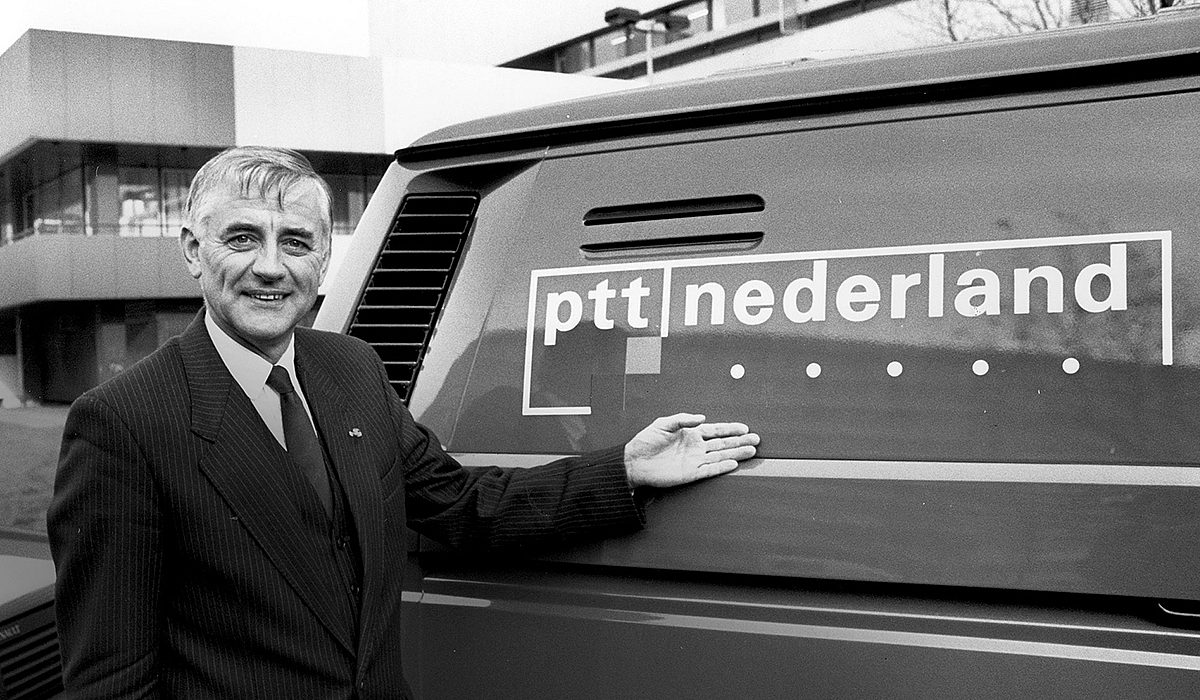 Plaatje geschiedenis PTT Nederland logo op auto - KPN Op Eigen Benen 1989