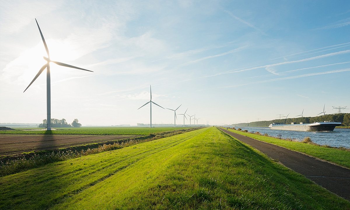 Overzicht thumb afbeelding duurzaamheid. Windmolens op een groen grasveld