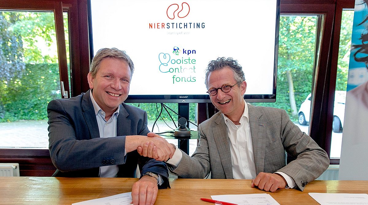 Hans Koeleman van KPN en Tom Oostrom van de Nierstichting